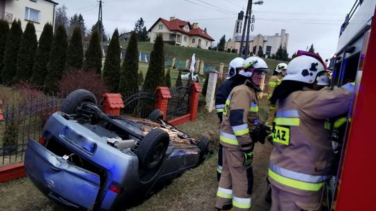 ? Łęki Dukielskie. Dachowanie samochodu. Jedna osoba w szpitalu