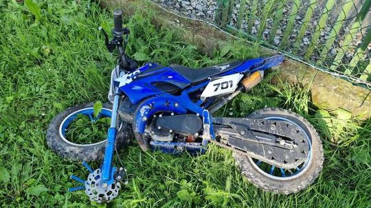 Lekkomyślny 8-latek wjechał moto crossem w nissana