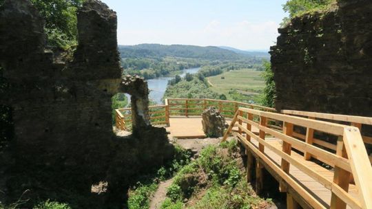 Leśnicy zachęcają do odwiedzenia ruin zamku Kmitów. Widoki ze szczytu góry Sobień są królewskie