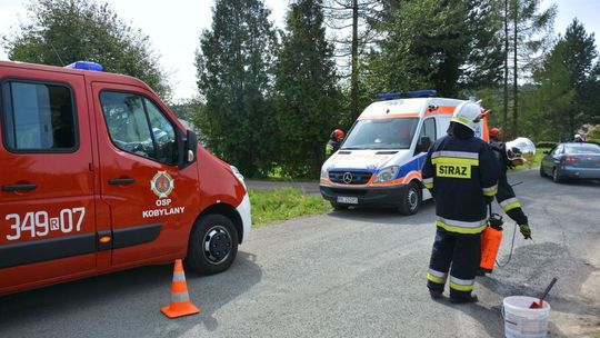 LEŚNIÓWKA: Samochód w rowie. Na drodze niebezpieczny żwir