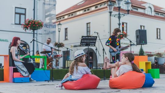 Letni Ogródek Sztuki na krośnieńskim rynku. Coś dla dzieci, młodzieży i dorosłych