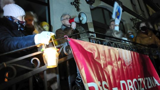 Lex TVN. Krośnianie protestowali przed biurem posła Piotra Babinetza. Złożyli mu świąteczne życzenia