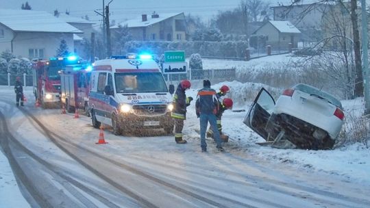 Łężany: Droga zasypana śniegiem, samochód w rowie