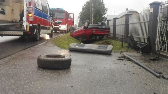 ŁĘŻANY: Kierująca Renault wjechała do rowu i dachowała