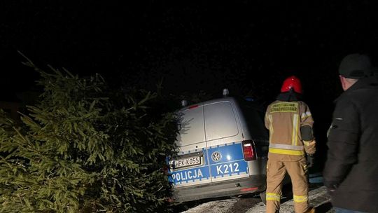Łężany. Strażacy pomogli policjantom