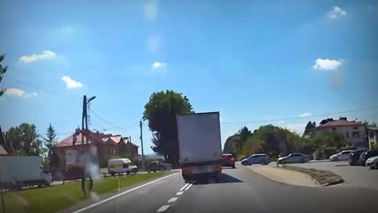 Łężany. Szokujący manewr kierowcy zestawu pojazdów [NAGRANIE]