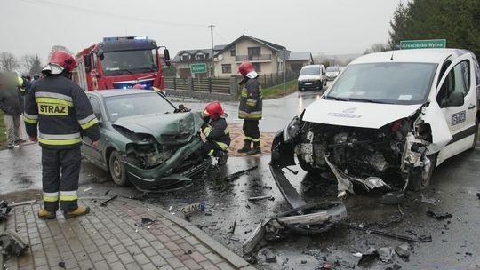 ŁĘŻANY: Wyprzedzał motorower, wjechał w Opla. Trzy osoby w szpitalu