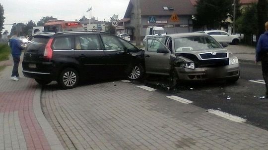 ŁĘŻANY: Zderzenie Citroena i Skody na DK19
