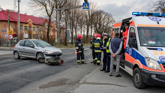 ŁĘŻANY: Zderzenie skutera z osobówką. Poszkodowana młoda kobieta