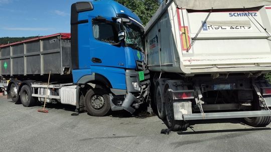 ? Lipowica / DK19. Zderzenie dwóch ciężarówek - jedna osoba zakleszczona