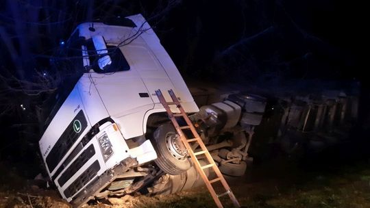 LIPOWICA: Stracił panowanie nad zestawem. "Położył" ciężarówkę w rowie