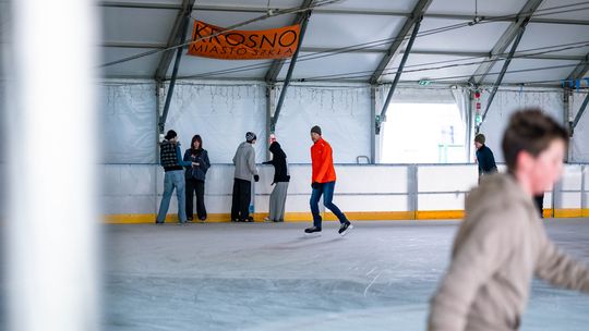 Lód, emocje i wspólna zabawa. Sezon na lodowisku w Krośnie rozpoczęty. Zobaczcie zdjęcia