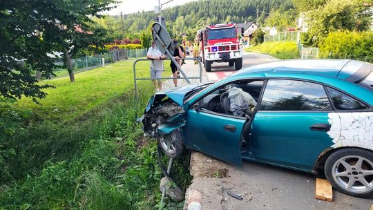 Lubatowa. Kierująca samochodem uderzyła w barierki na moście