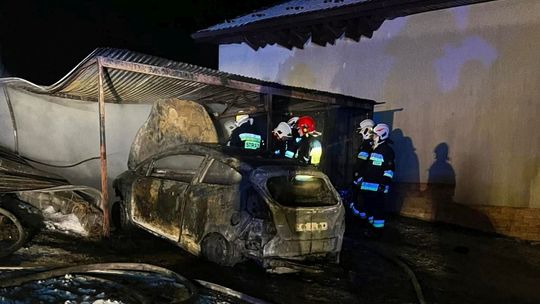 ? Lubatowa: Pożar samochodu i garażu. Strażacy uratowali dom