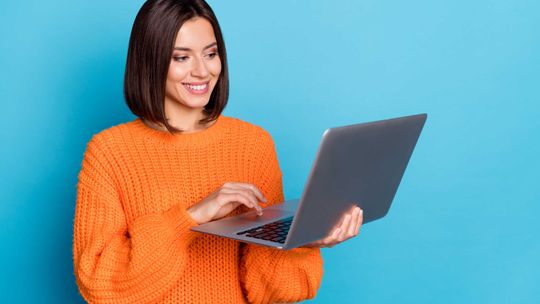 MacBook Pro 14 – co go wyróżnia na tle innych, profesjonalnych laptopów?