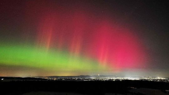 Magiczna noc nad Polską. Zorza polarna rozświetliła niebo