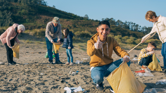 Żaśmiecają plaże, górskie szlaki i rzeki. Jedna trzecia Polaków nie dba o środowisko