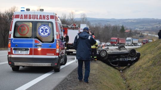 Maszyna budowlana wyjechała przed Audi. Dachowanie na DK19