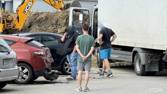 Mercedes stoczył się na trzy zaparkowane samochody. Winny 23-latek