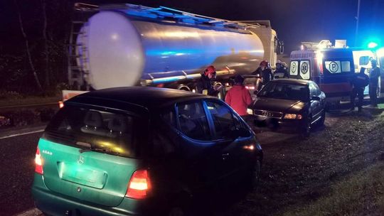 Mercedes wbił się w Audi. Kolizja na skrzyżowaniu DK28