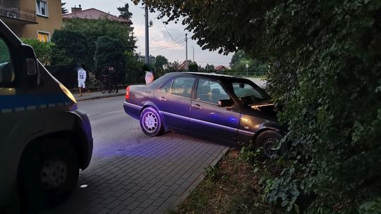 Mercedesem zakończył jazdę w zaroślach i na drzewie