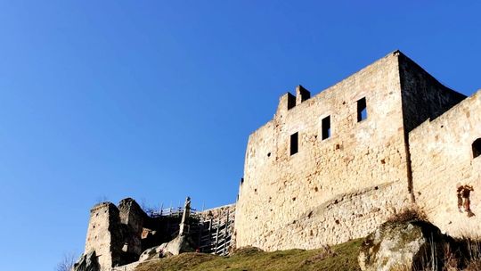 Mężczyzna chciał skoczyć z ruin Zamku Kamieniec