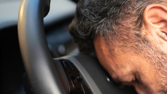 Mężczyzna miał spać w aucie, obok niego płakało dziecko. O krok od tragedii