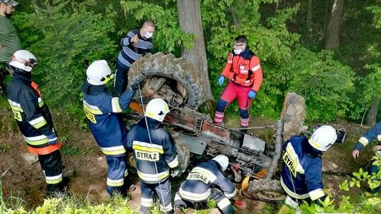Mężczyzna przygnieciony przez ciągnik. Między innymi Ratownik 10 w akcji