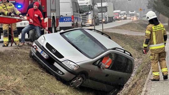 Mężczyzna zasłabł. Opel w rowie przy DK19