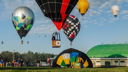 Mgła, słońce i dziesiątki balonów nad Krosnem. Poranny lot treningowy [ZDJĘCIA]