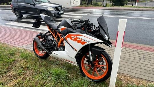 Miejsce Piastowe. 16-latek KTMem wjechał w tył Renault