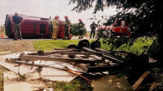 ? Miejsce Piastowe/DK28. Samochód na boku, przyczepka w rowie