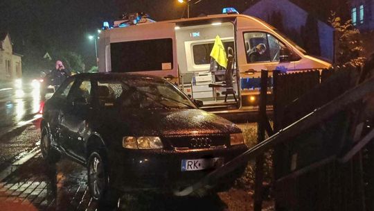 Miejsce Piastowe. Kierowca Audi źle się poczuł i zjechał z jezdni. Pomocy udzielili mu policjanci [AKTUALIZACJA]