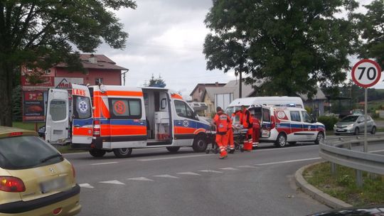 Miejsce Piastowe: Kolizja na skręcie do centrum handlowego