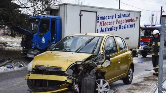 Miejsce Piastowe: Kolizja osobówki z "Mlecznym Pogotowiem"