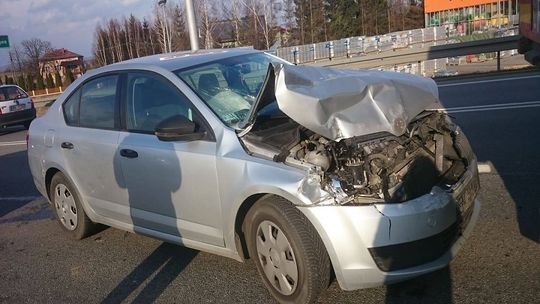 MIEJSCE PIASTOWE: Najechanie osobówki na tył naczepy tira