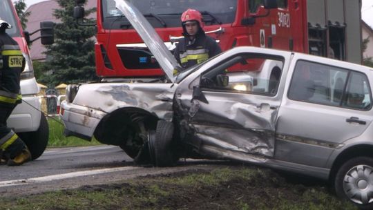 Miejsce Piastowe: Pęknięta opona przyczyną czołowego zderzenia pojazdów