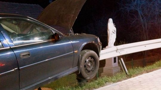 MIEJSCE PIASTOWE: Samochody zawisły na barierkach