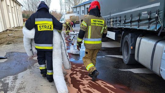 Miejsce Piastowe. Wyciek paliwa z ciągnika siodłowego