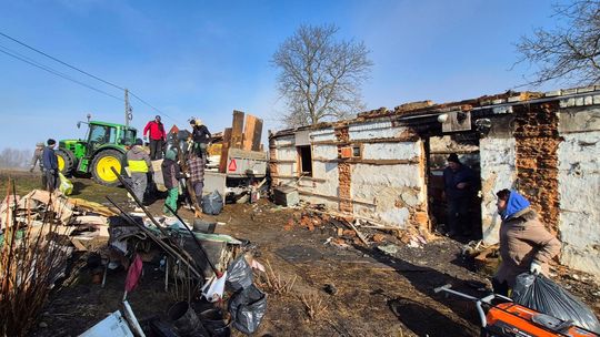 Mieszkańcy Korczyny pomogli w sprzątaniu po tragicznym pożarze domu