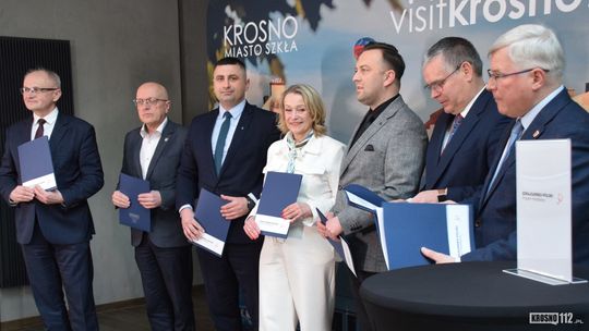 Miliony na rozwój przedsiębiorczości i edukacji. Krosno podpisało porozumienia z gminami