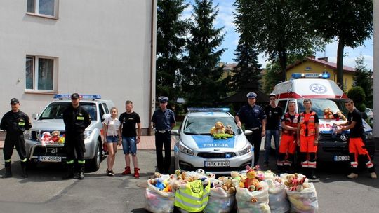 Misie ruszyły na ratunek. Pluszaki przekazane służbom ratunkowym