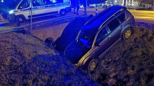 Mitsubishi w rowie. Kolizja na DK28 w Miejscu Piastowym