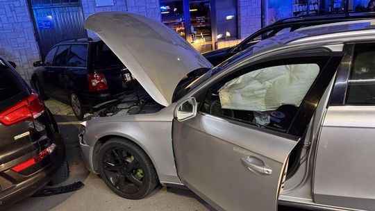 Młoda kobieta w Audi wjechała w zaparkowane samochody. Była pijana
