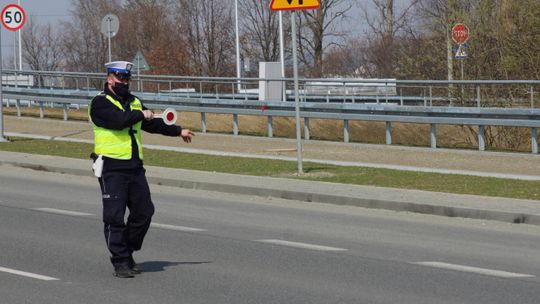 Młody kierowca BMW jechał za pędzącą na sygnale karetką. Stwarzał duże zagrożenie