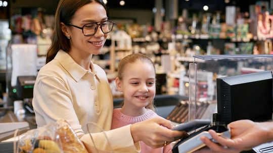 Młodzi obchodzą się bez gotówki. To dla nich wyjście awaryjne
