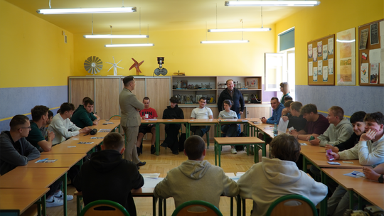Młodzież z Jedlicza uczyła się samorządu w praktyce. Symulacja obrad jako lekcja dialogu