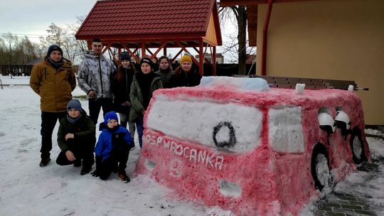 Młodzieżowa Drużyna Pożarnicza z OSP Wrocanka zbudowała śnieżny wóz strażacki