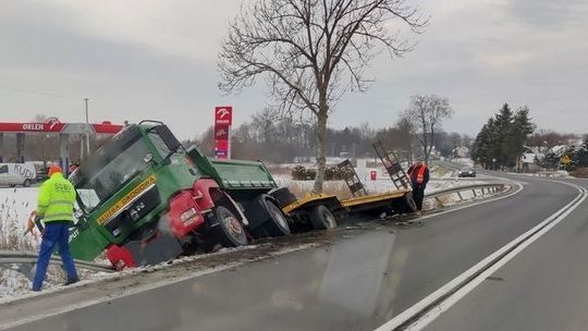 ? Moderówka/DK28: Ciężarówka z lawetą i wozidłem osunęła się do rowu