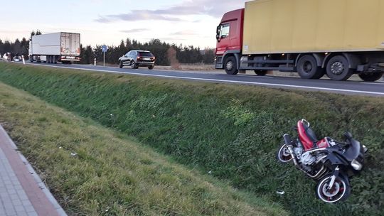 ? Moderówka/DK28: Motocyklista wpadł pod ciężarówkę